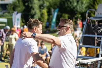 na zdjęciu grający artyści