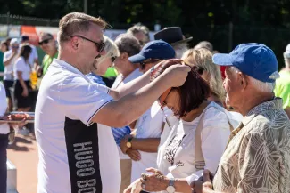 na zdjęciu grający artyści