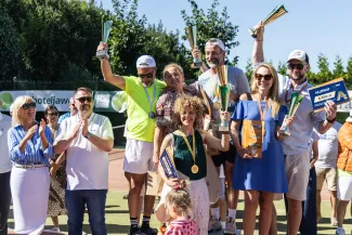na zdjęciu grający artyści