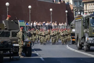 na zdjęciu osoby i żołnierze podczas uroczystości
