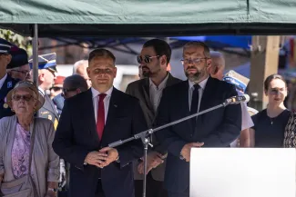 na zdjęciu osoby i żołnierze podczas uroczystości