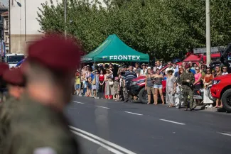 na zdjęciu osoby i żołnierze podczas uroczystości