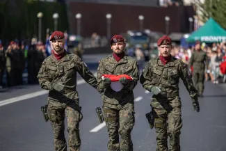 na zdjęciu osoby i żołnierze podczas uroczystości