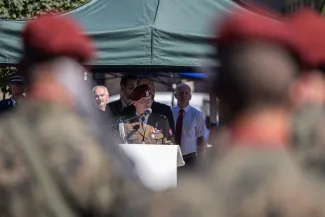 na zdjęciu osoby i żołnierze podczas uroczystości