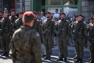 na zdjęciu osoby i żołnierze podczas uroczystości