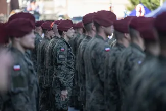 na zdjęciu osoby i żołnierze podczas uroczystości