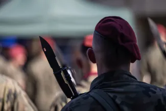 na zdjęciu osoby i żołnierze podczas uroczystości