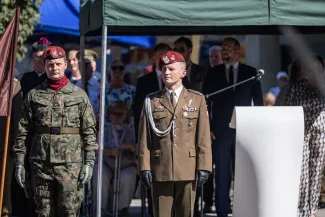 na zdjęciu osoby i żołnierze podczas uroczystości