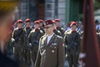 na zdjęciu osoby i żołnierze podczas uroczystości