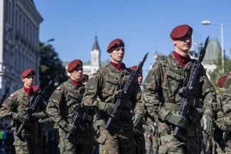 na zdjęciu osoby i żołnierze podczas uroczystości