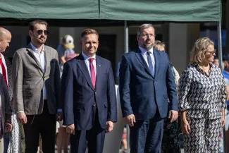 na zdjęciu osoby i żołnierze podczas uroczystości