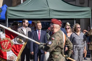 na zdjęciu osoby i żołnierze podczas uroczystości
