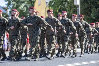 na zdjęciu osoby i żołnierze podczas uroczystości