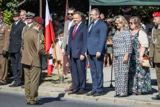 na zdjęciu osoby i żołnierze podczas uroczystości