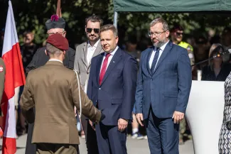 na zdjęciu osoby i żołnierze podczas uroczystości