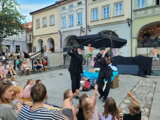 na zdjęciu spektakl uliczny