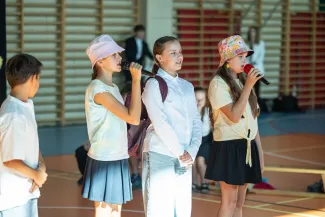 na zdjęciu osoby podczas rozpoczęcia roku i otwarcia placu zabaw