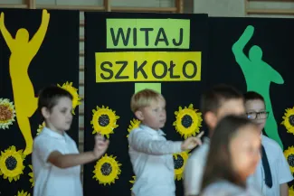 na zdjęciu osoby podczas rozpoczęcia roku i otwarcia placu zabaw
