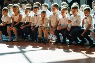 na zdjęciu osoby podczas rozpoczęcia roku i otwarcia placu zabaw