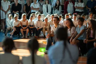 na zdjęciu osoby podczas rozpoczęcia roku i otwarcia placu zabaw