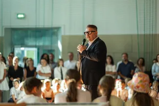 na zdjęciu osoby podczas rozpoczęcia roku i otwarcia placu zabaw