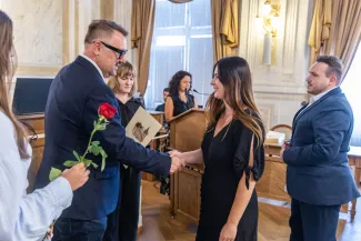 na zdjęciu osoby podczas uroczystości