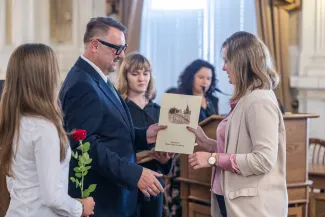 na zdjęciu osoby podczas uroczystości