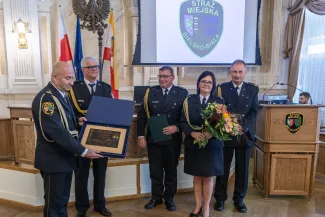 na zdjęciu osoby podczas uroczyści
