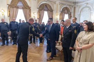 na zdjęciu osoby podczas uroczyści
