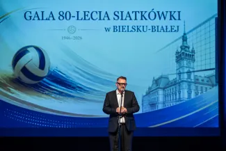 na zdjęciu osoby na scenie