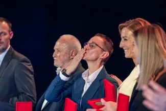 na zdjęciu osoby na scenie