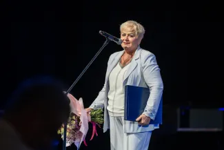 na zdjęciu osoby na scenie