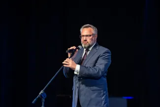 na zdjęciu osoby na scenie