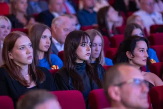 na zdjęciu osoby na scenie