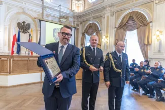 na zdjęciu osoby podczas uroczyści