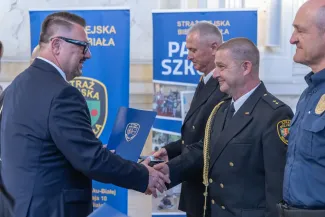 na zdjęciu osoby podczas uroczyści