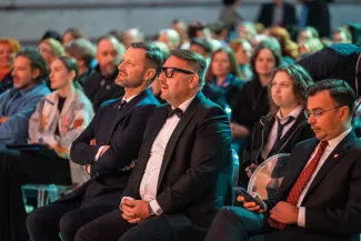 na zdjęciu osoby podczas uroczystości