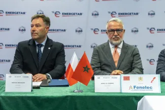 na zdjęciu osoby podczas podpisania