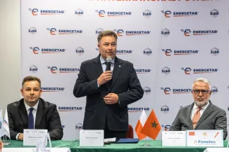 na zdjęciu osoby podczas podpisania