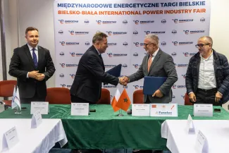 na zdjęciu osoby podczas podpisania