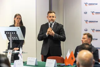 na zdjęciu osoby podczas podpisania