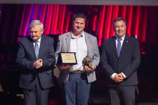 na zdjęciu osoby podczas gali rozdania nagród