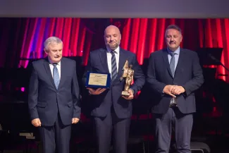 na zdjęciu osoby podczas gali rozdania nagród