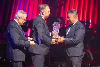na zdjęciu osoby podczas gali rozdania nagród
