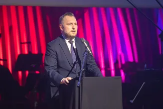 na zdjęciu osoby podczas gali rozdania nagród