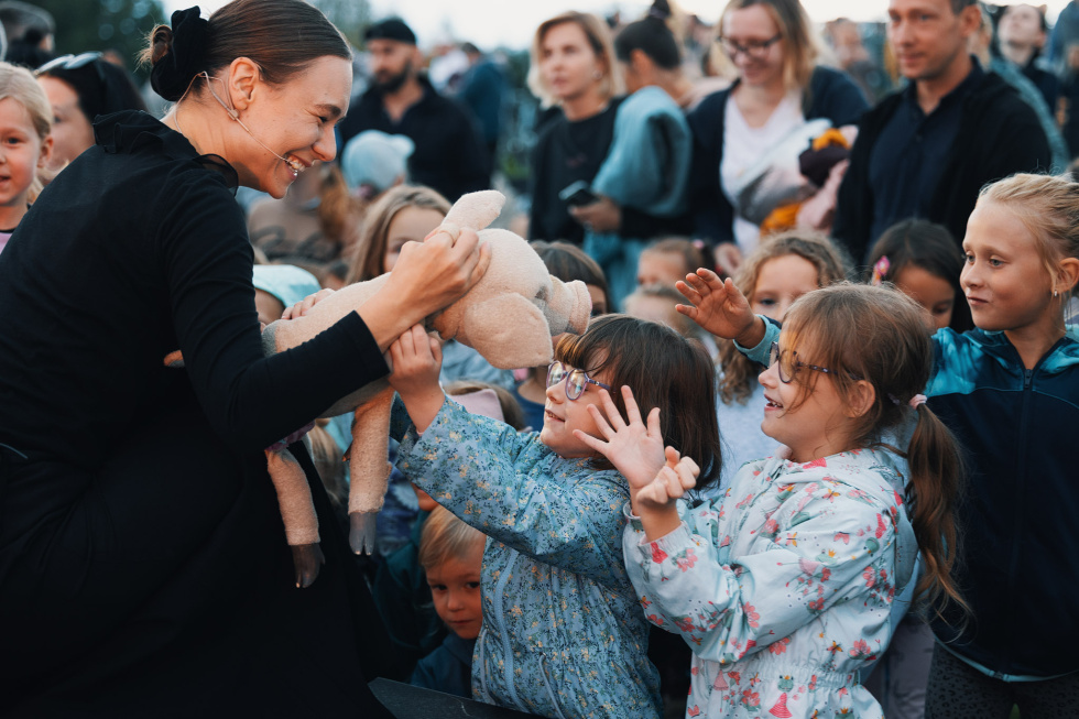Na zdjęciu aktorka i dzieci 