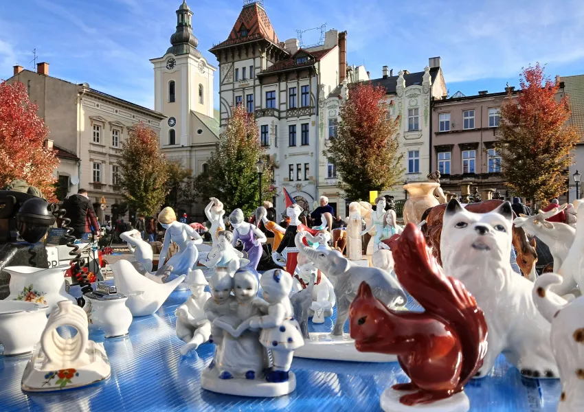 Na zdjęciu giełda staroci w Białej 