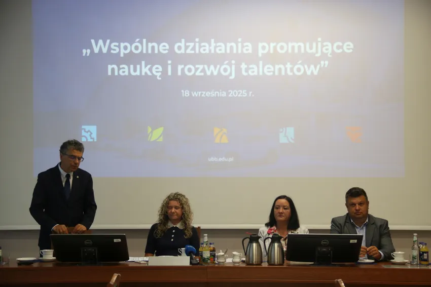 Na zdjęciu siedzący ludzie 