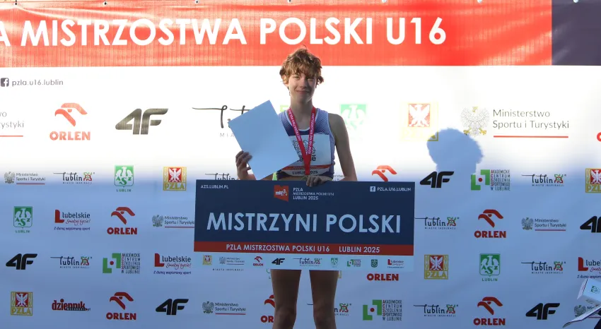 Na zdjęciu stojący ludzie 
