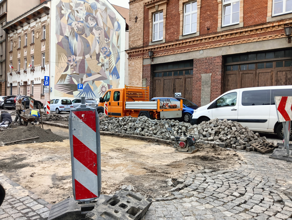 Na zdjęciu brukowanie ulicy 